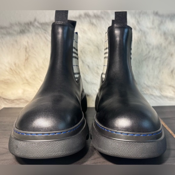 BURBERRY
Chelsea Boots/ Black with Blue Plaid Accent
Men’s EU 45 - Picture 7 of 14